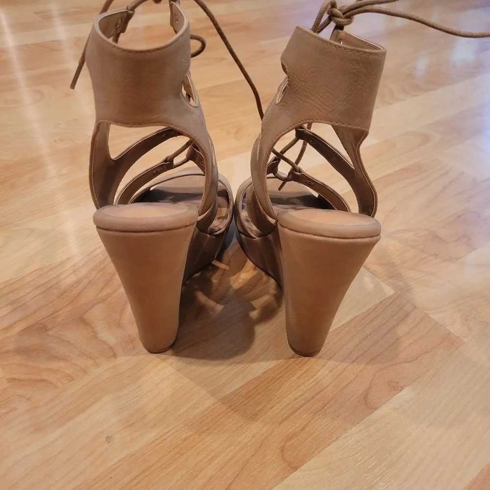 Candie's Wedge Gladiator Tan Neutral Strappy Sandals size 8.5